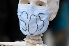 Négyszáz eurót kérnek a kétes eredetű koronavírus-oltásokért a darkneten