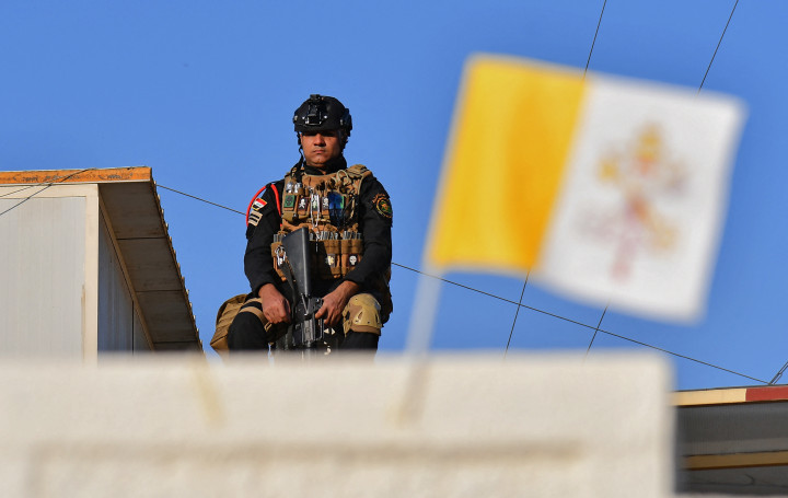 Az iraki különleges erők katonája a bagdadi Szent József katedrálisnál, Ferenc pápa szentmiséje alatt – Fotó: Vincenzo Pinto / AFP