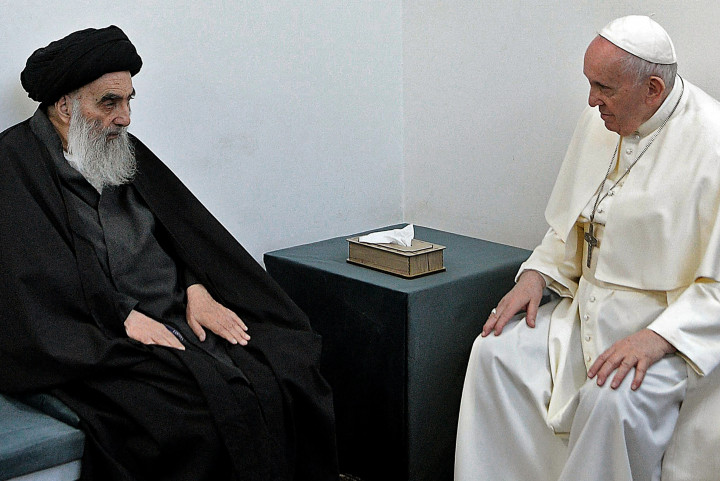 Ferenc pápa és Ali al-Szisztani nagyajatollah találkozója. Fotó: Stringer / Vatican Media / AFP
