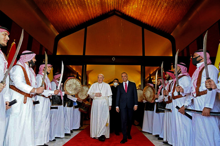 Musztafa al-Kadhemi iraki miniszterelnök fogadása a pápa tiszteletére. Fotó: Iraqi Prime Minister's Office Facebook Page / AFP