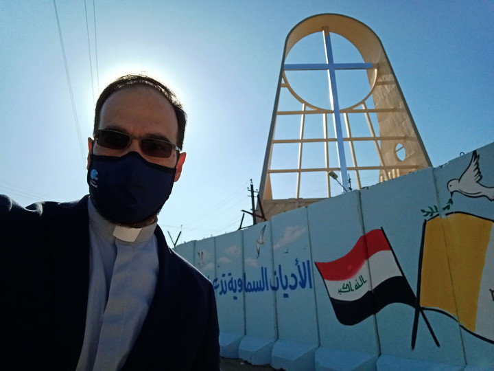 Lengyel Ervin a pápalátogatás jelképével: iraki és vatikáni zászlók és békegalamb – Forrás: Lengyel Ervin