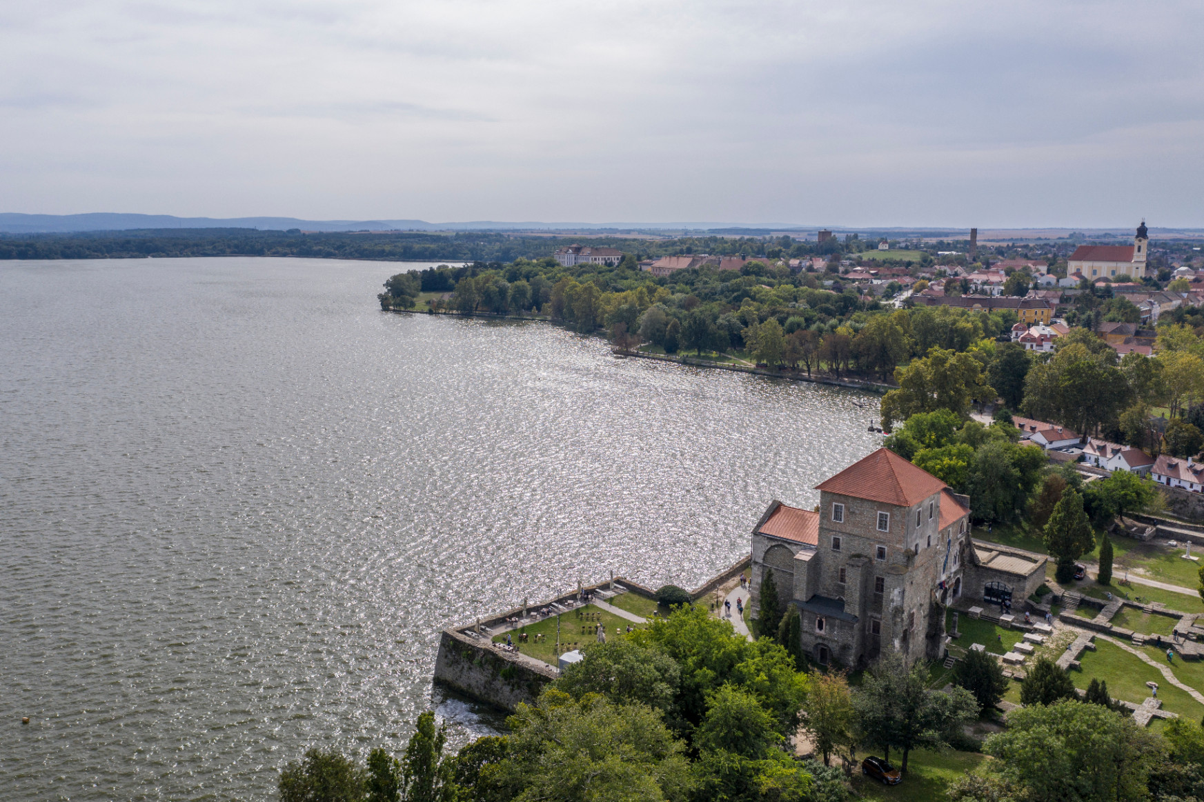 A koronavírusos tatai polgármester karanténból, egyedül hozhat a luxusszállodának kedvező döntést