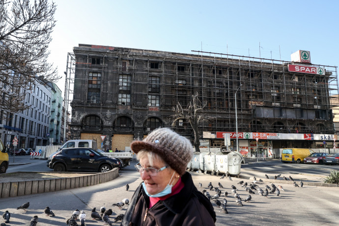 Újra látható a Corvin Áruház védőfólia nélküli homlokzata