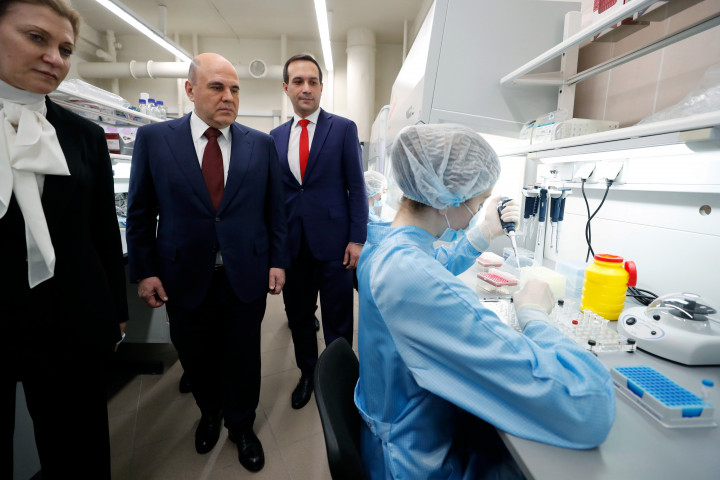 Mihail Vlagyimirovics Misusztyin orosz miniszterelnök megtekinti a vakcina gyártását 2021. március 5-én – Fotó: Sputnik / Dmitry Astakhov / Pool via Reuters