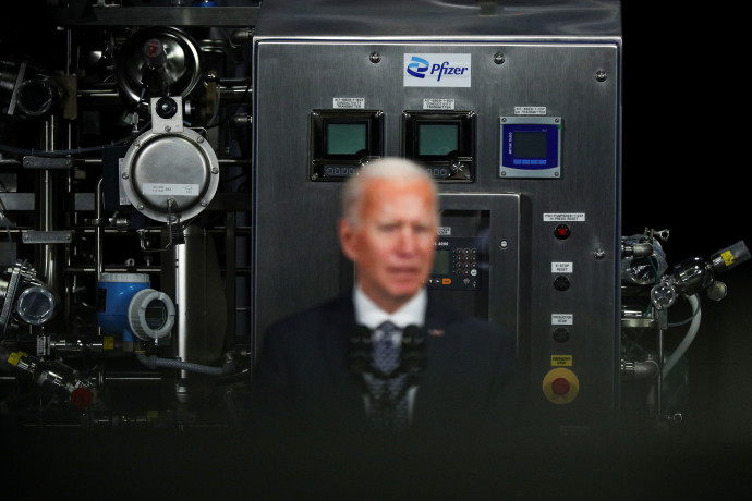 Biden gyárlátogatása a michigani Pfizernél 2021. február 19-én – Fotó: Tom Brenner / Reuters