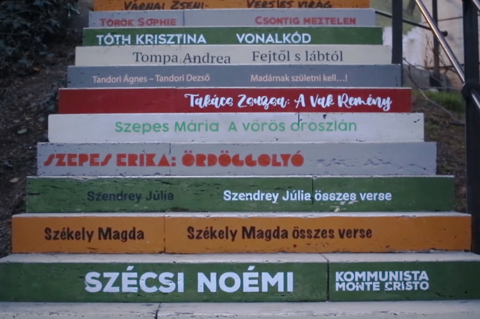 Nőnap alkalmából írónők nevei kerültek a budavári lépcsőkre