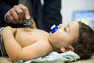 Gyermekgyógyászok szerint a gyerekeket is tesztelni kell, ha felmerül a fertőzés gyanúja