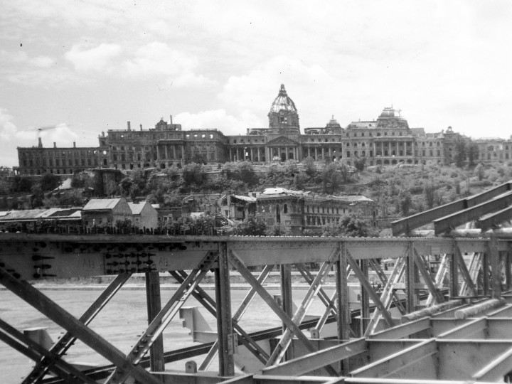 A Lánchíd újjáépítése 1948-ban, szemben a budai Vár – Fotó: Fortepan