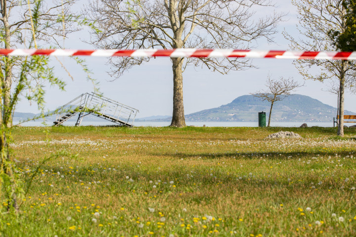 A balatonfenyvesi strandot tavaly tavasszal, a járvány első hulláma miatt így zárták le. Fotó: MTI/Varga György