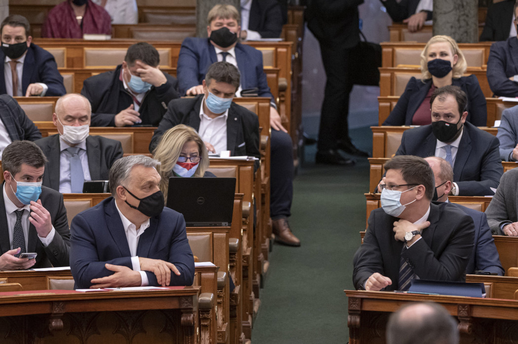 Orbán Viktor és Gulyás Gergely az Országgyűlés plenáris ülésén 2021. február 22-én – Fotó: Szigetváry Zsolt / MTI