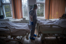 Rekordsokan, nyolcezernél is többen vannak kórházban, 6494 új fertőzöttet azonosítottak