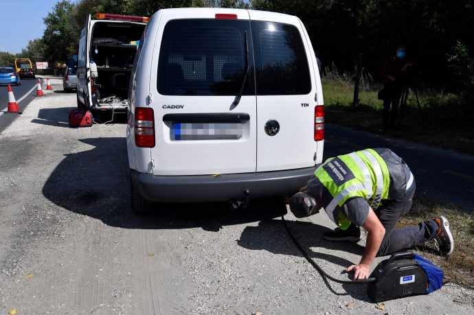 Autó alá bújt a rendőrök elől, de megtalálták, korábban eltiltották a vezetéstől