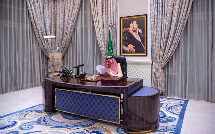 Szalmán ibn Abdul-Aziz al-Szaúd király irodájában, a királyi palotában – Fotó: Bandar al-Jaloud / Saudi Royal Palace / AFP