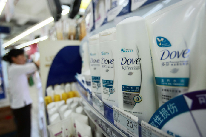 Felhagy a kirekesztő „normál” jelzővel és a modellek digitális szépítésével az Unilever