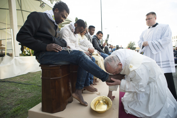 Ferenc pápa a menekülttáborban – Fotó: STR / AFP
