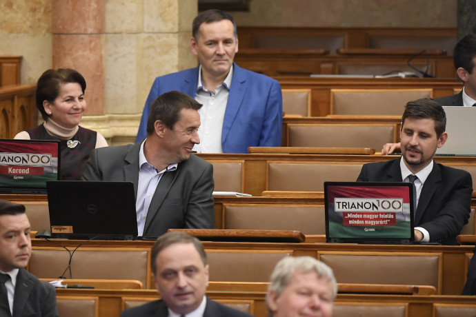 Egymás után jelentik be új pártjaikat a Jobbikból kilépett képviselők
