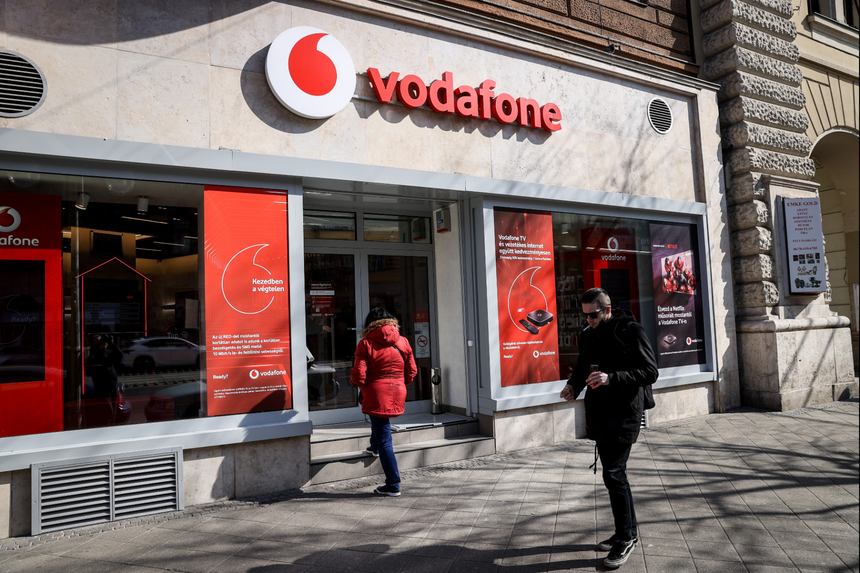 A nagy bezárás idején a mobilszolgáltatók üzletei is nyitva vannak, de eléggé összevissza