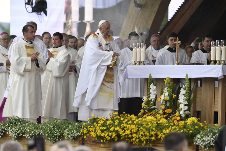 Ferenc pápa szentmisét pontifikál a csíksomlyói hegynyeregben, Erdélyben 2019. június 1-jén – Fotó: Koszticsák Szilárd / MTI
