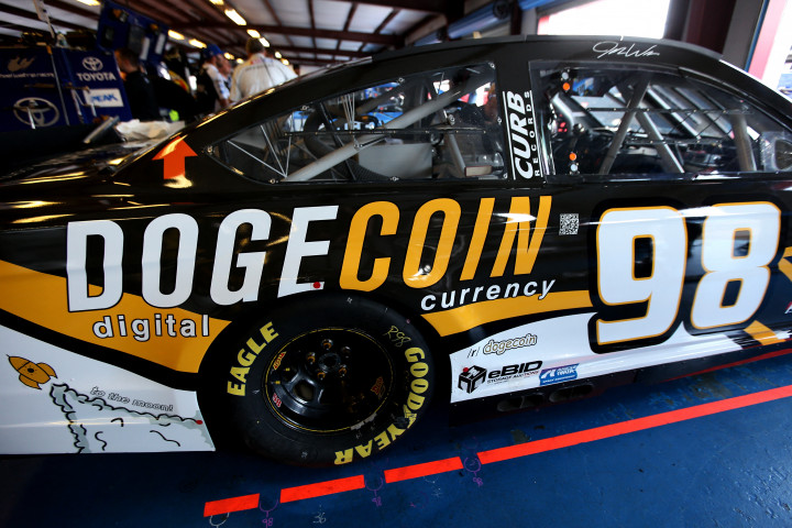 A Dogecoin által szponzorált NASCAR-autó 2014 májusában – Fotó: Chris Graythen / Getty Images / AFP