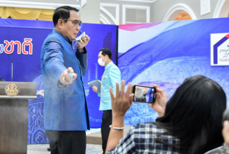 Megunta a kérdéseket a thai miniszterelnök, alkoholos fertőtlenítővel spriccelte végig az újságírókat