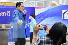 Megunta a kérdéseket a thai miniszterelnök, alkoholos fertőtlenítővel spriccelte végig az újságírókat