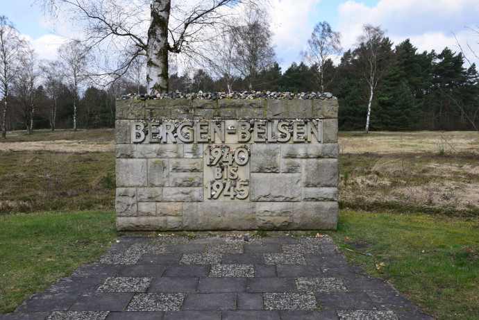 Emlékmű a bergen-belseni koncentrációs tábor helyén napjainkban – Fotó: Szécsényi András