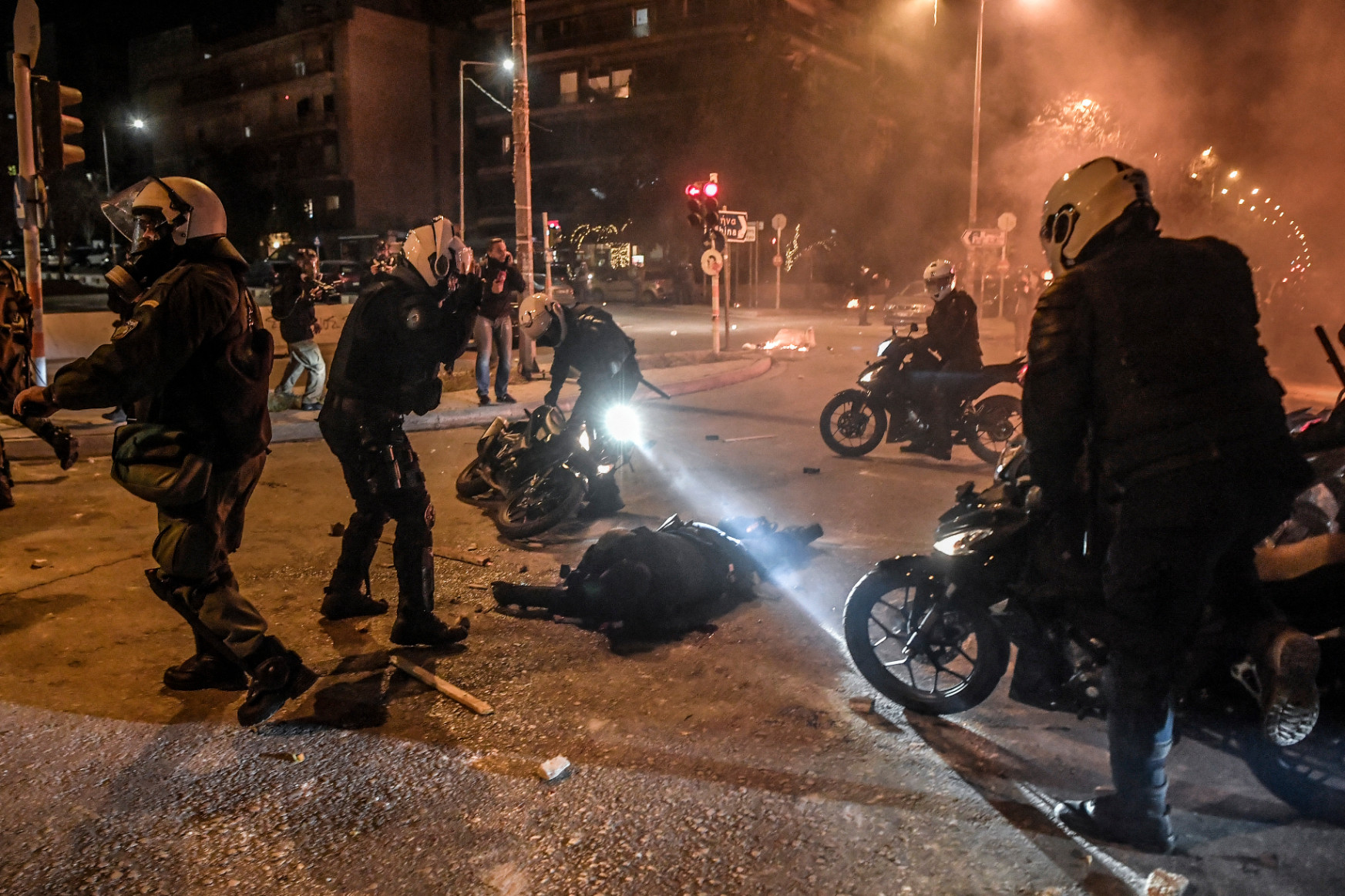 Összeverekedtek a rendőrökkel a rendőrségi erőszak ellen tüntetők Athénban