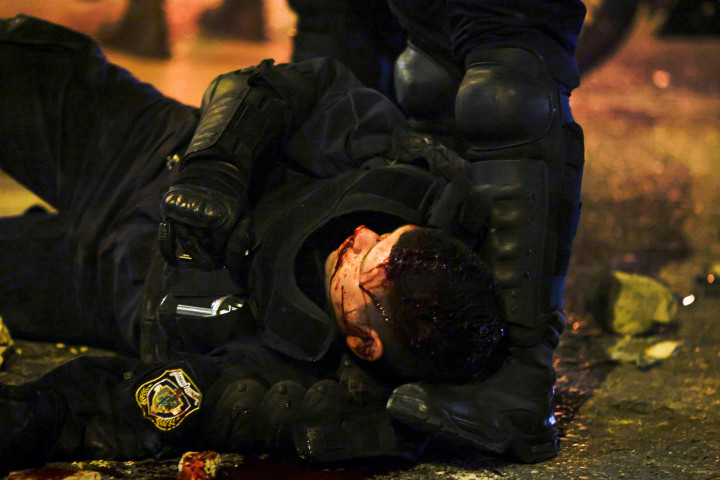 Kövekkel és botokkal ütötték a motoros rendőrt – Fotó: Alkis Konstantinidis / Reuters