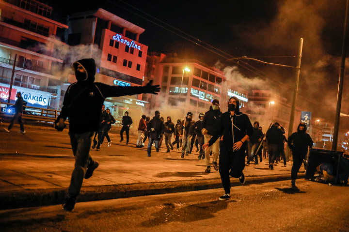 Tüntetők futnak a keddi tüntetésen – Fotó: Alkis Konstantinidis / Reuters