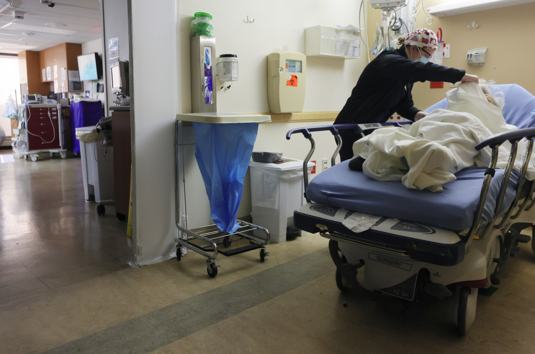 Kórházban ápolt koronavírusos beteg Kaliforniában – Fotó: Mario Tama/Getty Images