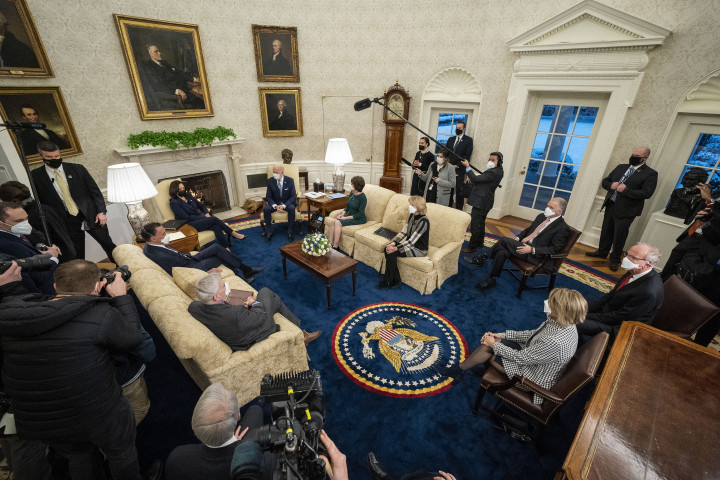 Joe Biden és Kamala Harris alelnök tíz republikánus szenátorral a Fehér Házban tartott megbeszélést az 1,9 milliárd dolláros gazdasági segélycsomag részleteiről, 2021. február 1-jén – Fotó: Doug Mills-Pool / Getty Images / AFP