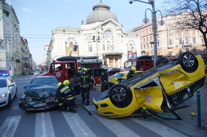 Karambol Budapest belvárosában: felborult egy taxi