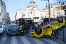 Karambol Budapest belvárosában: felborult egy taxi