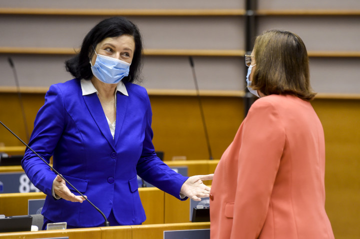 Věra Jourová és Ana Paula Zacarias az Európai Parlament szerdai vitáján – Fotó: Jan Van de Vel / Európai Parlament