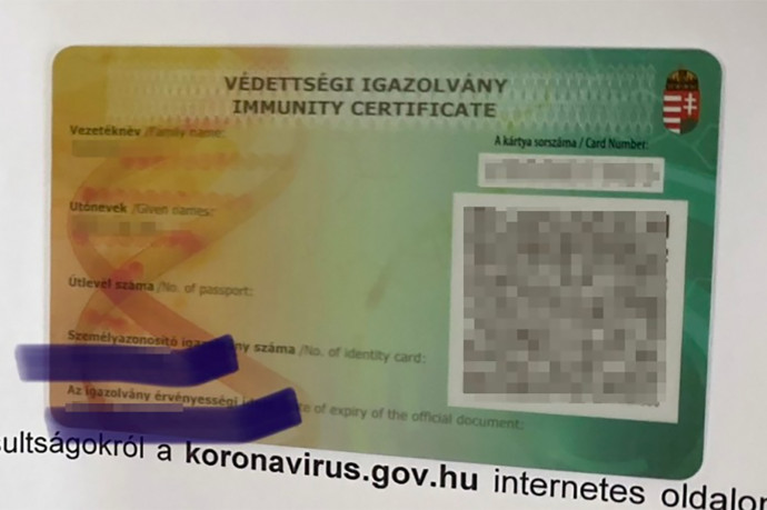 Így néz ki a védettségi igazolvány, de a rajta lévő QR-kóddal is „adatszinkronizációs problémák” vannak
