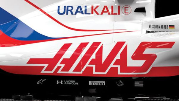 A fordított amerikai zászló a 2021-es Haason a jobb alsó sarokban – Fotó: Haas F1 Team