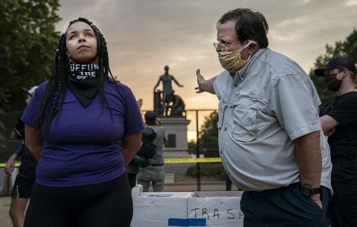 Vita a Felszabadítási emlékműnél – Fotó: Evelyn Hockstein (USA) / The Washington PostA washingtoni Lincoln Parkban található Felszabadítási emlékmű eltávolításáért tüntető nő áll egy férfi mellett, aki a szobor megtartásáról próbálja meggyőzni 2020. június 25-én