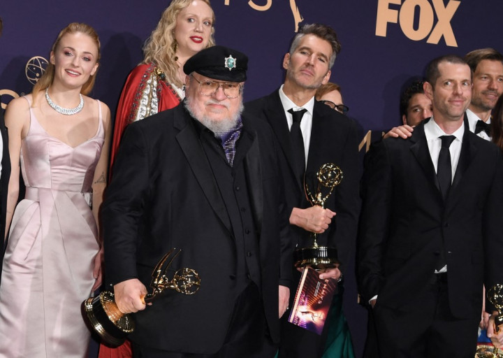 Sophie Turner, Gwendoline Christie színésznők, George R.R. Martin író, David Benioff és D.B. Weiss producerek pózolnak a Trónok harcáért kapott Emmy-díjjakkal 2019-ben – Fotó: Robyn Beck / AFP