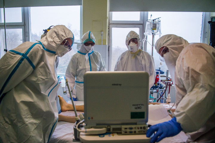 Ápolók és orvosok az Országos Korányi Pulmonológiai Intézet intenzív osztályán 2020. december 11-én – Fotó: Balogh Zoltán / MTI