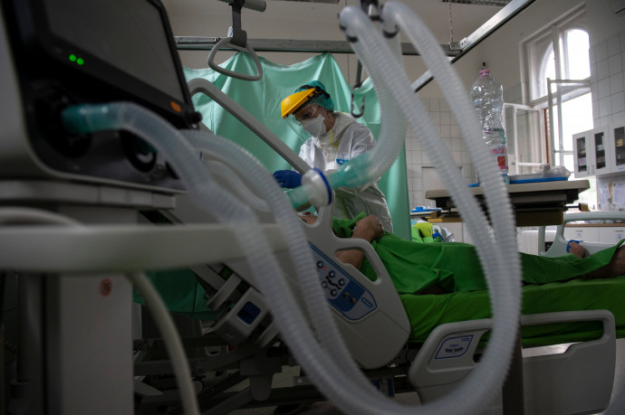 Kilencezer fölött a napi új fertőzöttek száma, 8718-an vannak kórházban