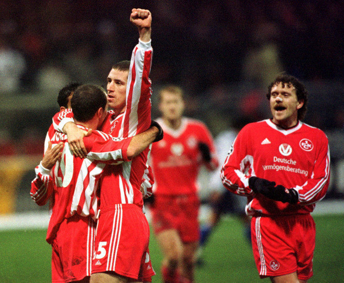 Hrutka a Kaiserslautern játékosaként felemelt kézzel 1998-ban – Fotó: Oliver Berg / picture alliance / Getty Images