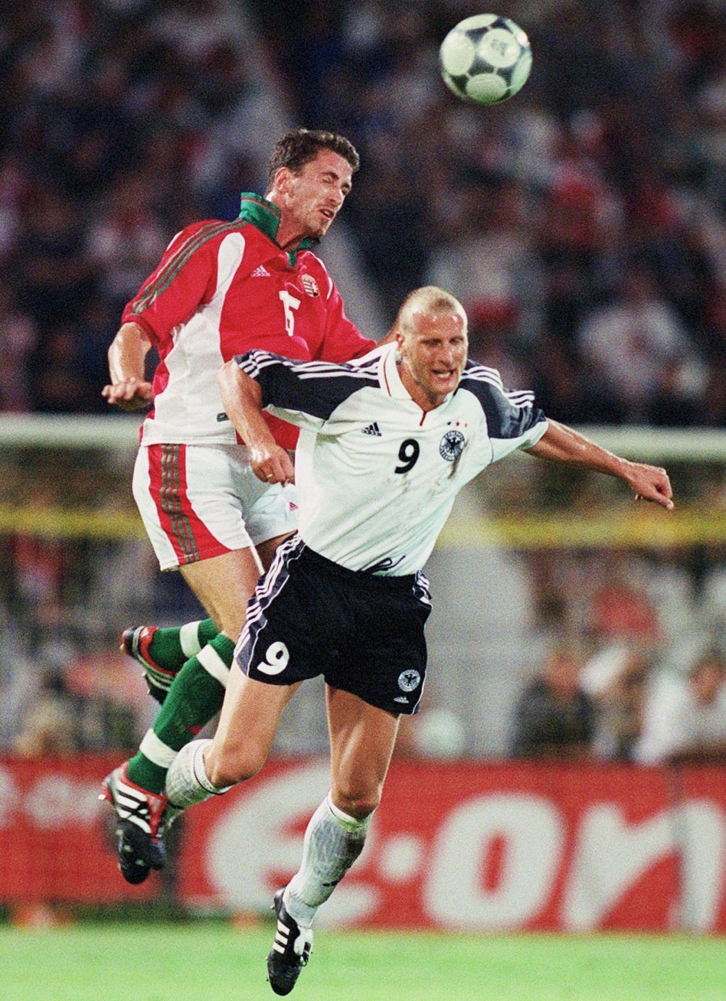 Hrutka a válogatott játékosaként egy Németország elleni mérkőzésen 2001-ben – Fotó: Andreas Rentz / Bongarts / Getty Images