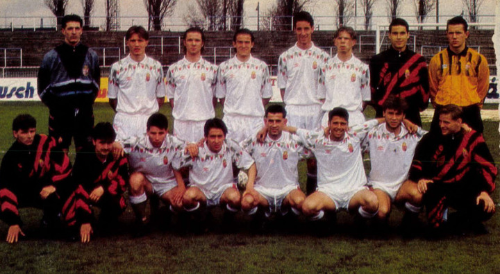 Hrutka János a magyar U18 ifjúsági labdarúgó válogatott keretében – Fotó: Arcanum / Labdarúgás, 1993. január-december (39. évfolyam, 1-12. szám)