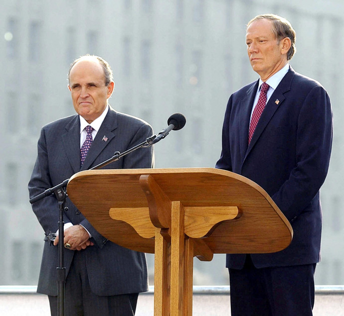 Rudolph Giuliani New York-i polgármester és George Pataki kormányzó 2001-ben – Fotó: Roberto Schmidt / AFP