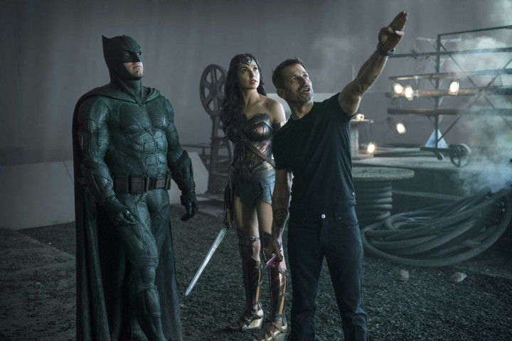 Zack Snyder (j) Ben Affleckkel (Batman) és Gal Gadottal (Wonder Woman) a forgatáson – Fotó: Christophel / Atlas entertainment / Cruel and unusual films / DC Comics / DC Entertainments / Warner bros / AFP