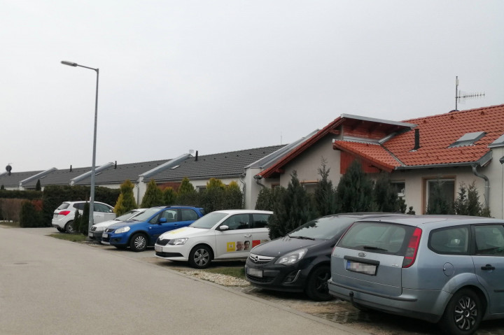 Fektetett panelházak: Vannak érdeklődő pozsonyiak, akik így nevezik a rajkai lakóparkokat, s inkább a falu központjában keresnének eladó telkeket – Fotó: Cséfalvay Attila / Telex