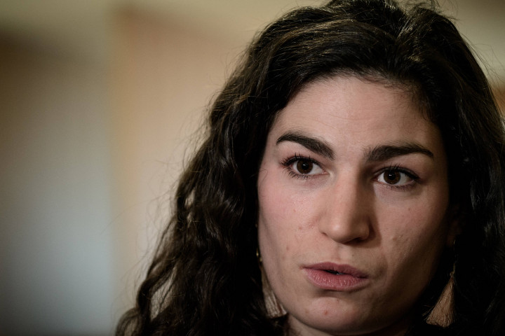Marie Laguerre az őt zaklató férfi meghallgatásán 2018. októberében. Fotó: PHILIPPE LOPEZ / AFP