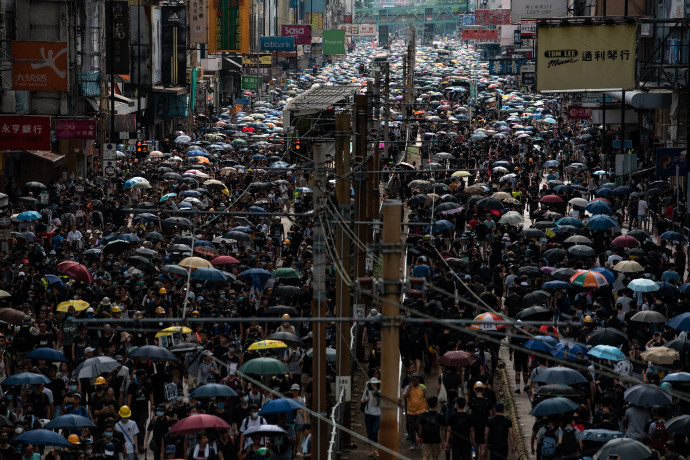 Tüntető tömeg Hongkongban 2019. július 27-én – Fotó: Philip Fong / AFP