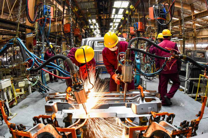 A dolgozók hegesztenek egy autógyártó vállalat műhelyében Kína keleti részén 2021. február 28-án – Fotó: Wang Jilin / Xinhua / AFP