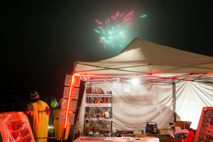 Senki nem maradhat az árok szélén: a hotdogos és a tűzijátékos mégis ott érzi magát